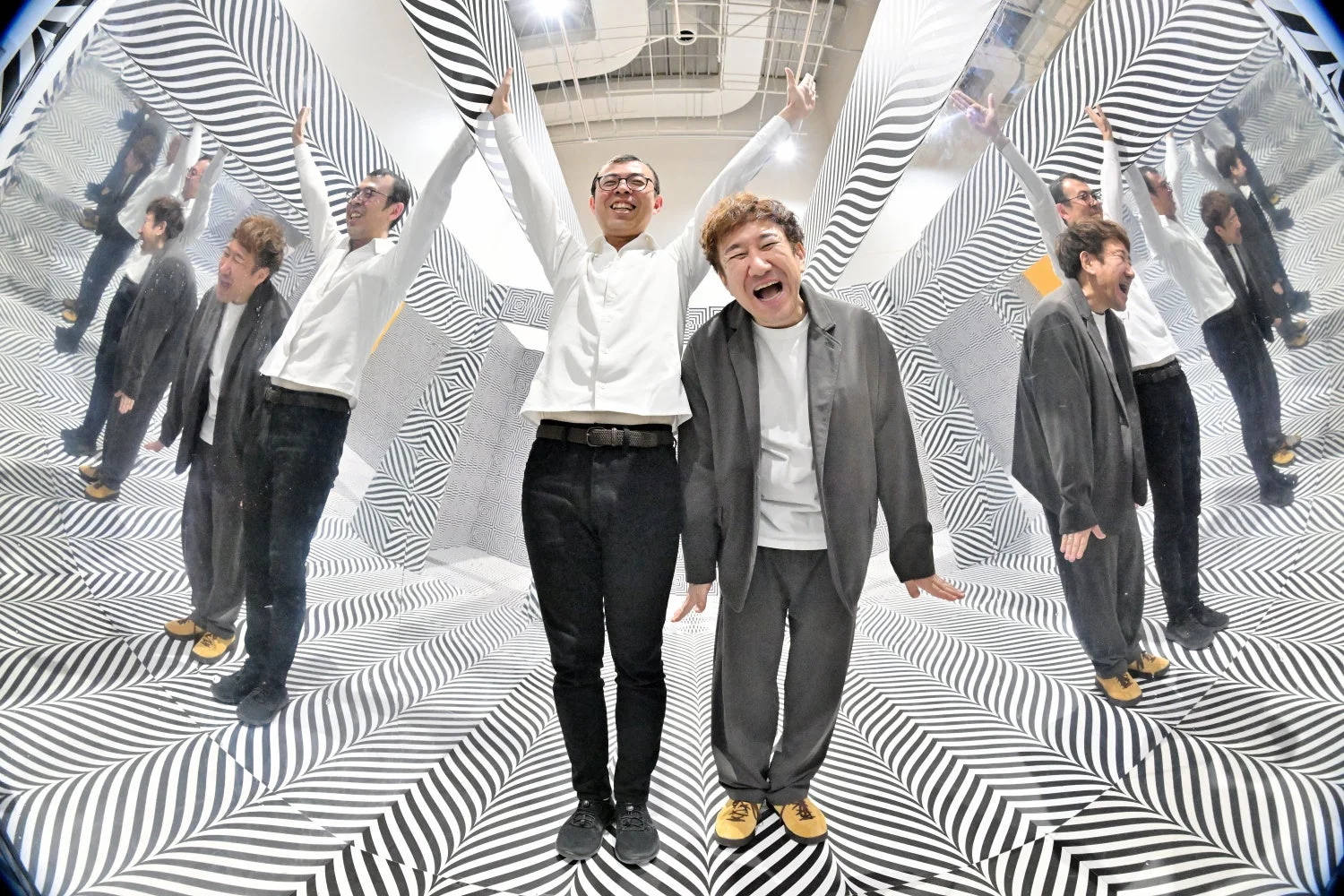 錯視空間で楽しむ男性たち