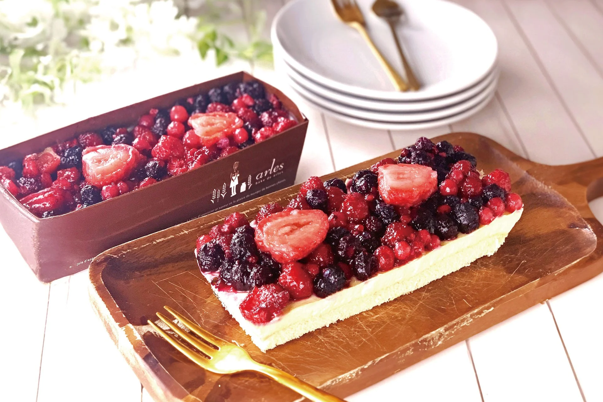 ベイク・ド・アルル 5種のベリー贅沢レアチーズケーキ