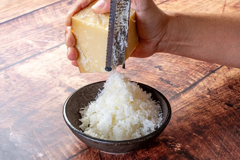 リゾめしにチーズをかける様子