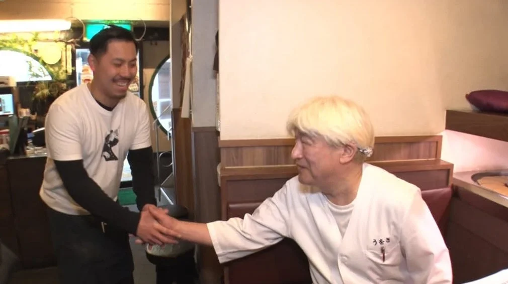 うをさの店主と海幸の店主の握手