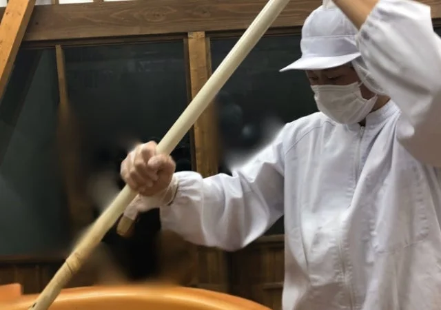 職人がかき混ぜる様子