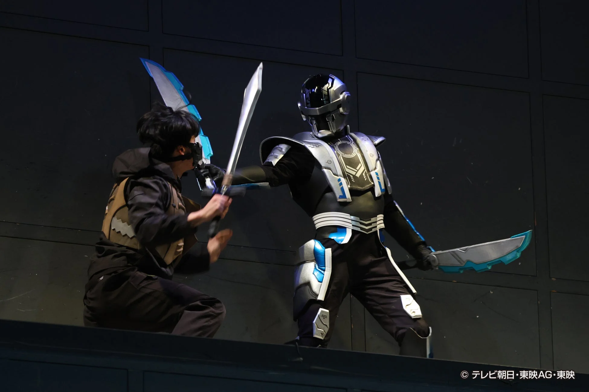 剣を交えるヒーロー