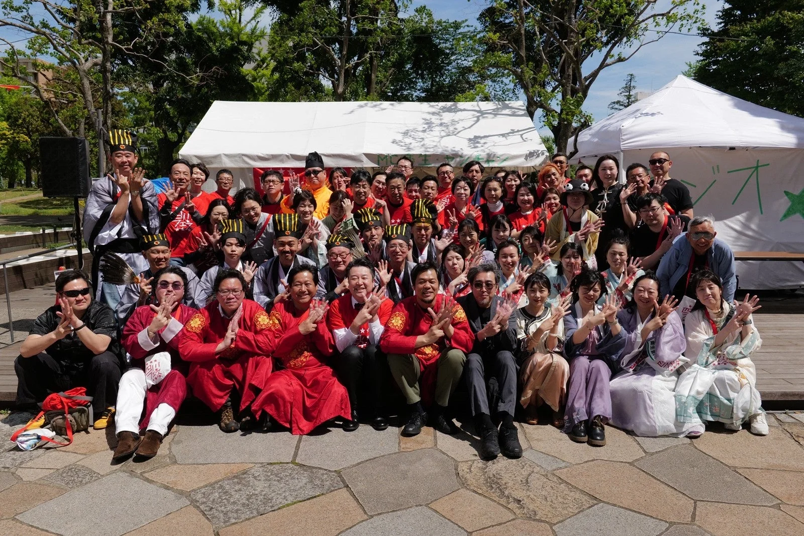 イベント会場でポーズをとる人々