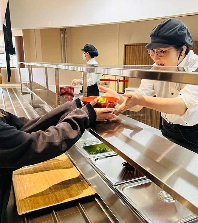 ライブコーナーでの配膳風景