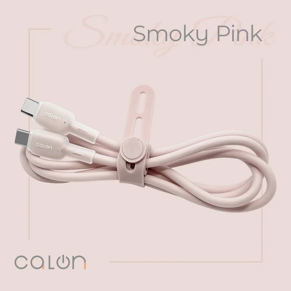 スモーキーピンクのUSB-Cケーブルが、同色のケーブルタイでまとめられています。ケーブルには「CALON」のブランド名があり、全体的に淡いピンクの背景に配置されています。