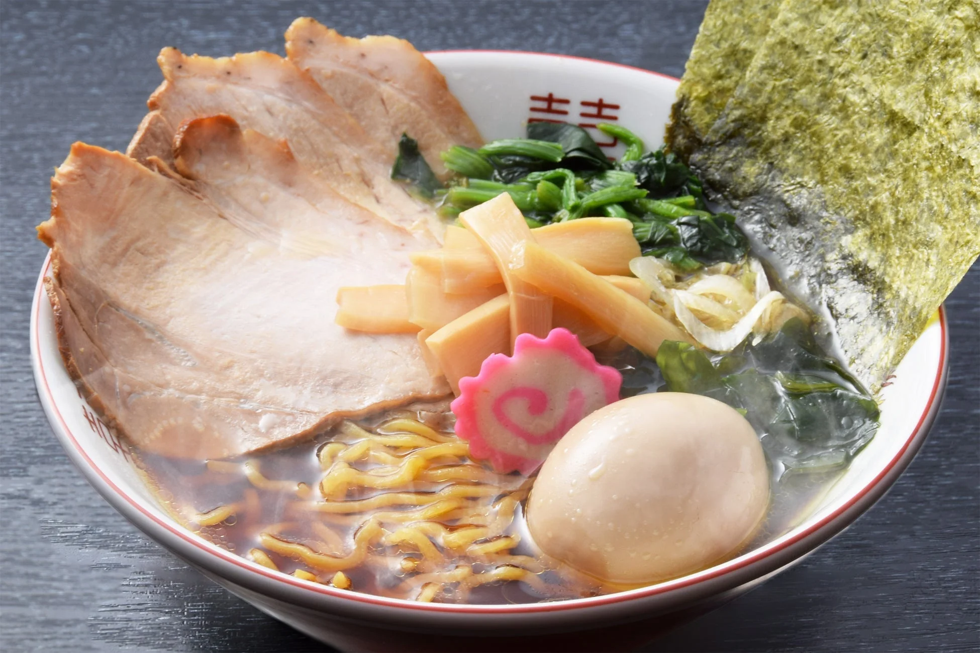 具材たっぷりのラーメンが丼に盛られています。