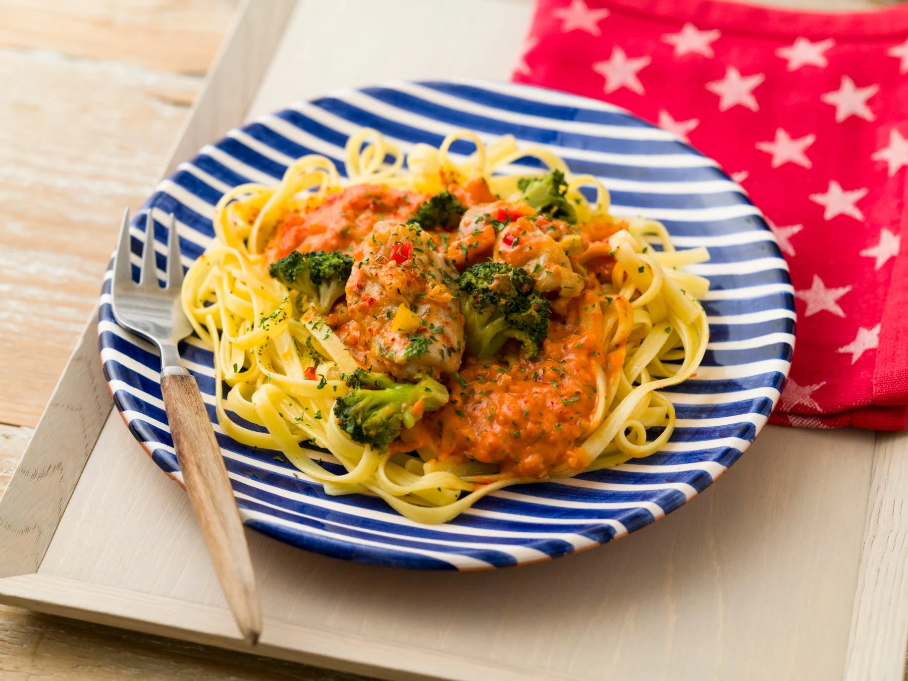 マリーミーチキンの濃厚トマトクリームフェットチーネ