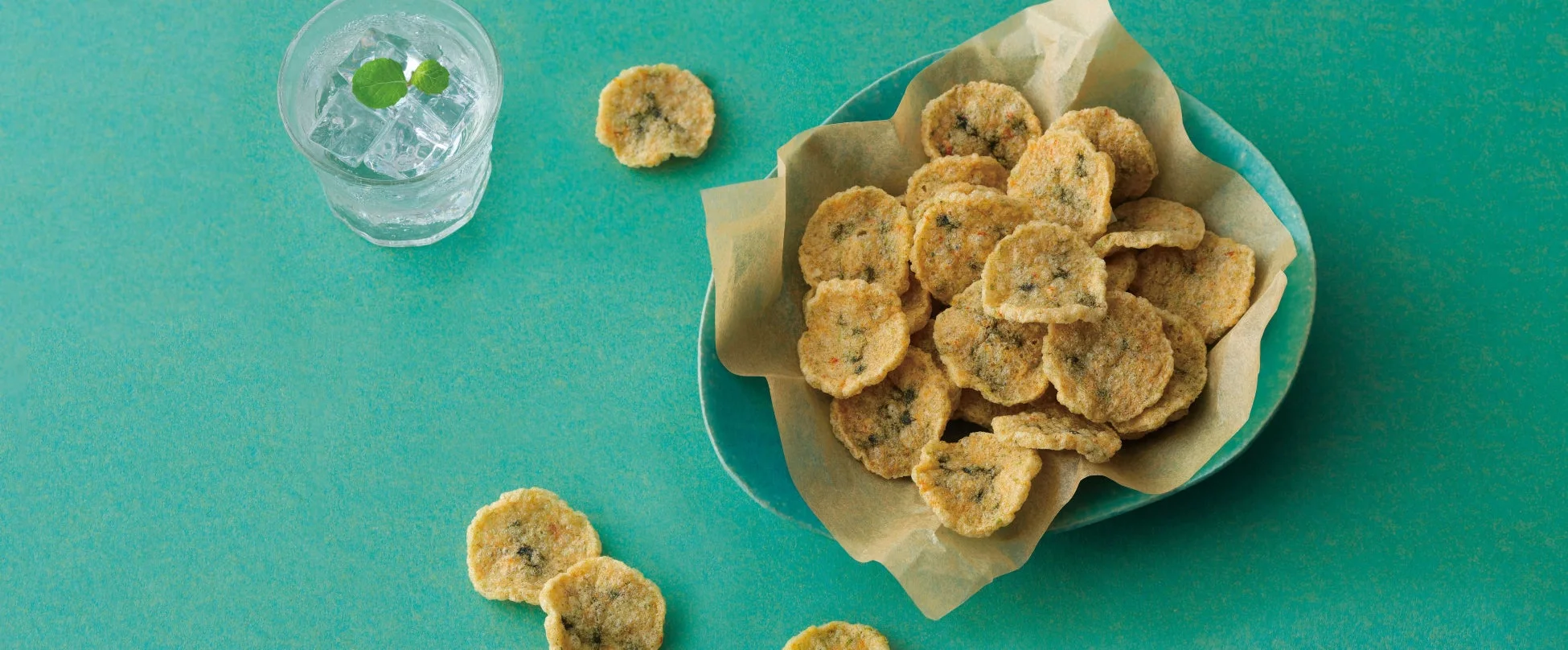 エビチップスが盛られた皿と飲み物