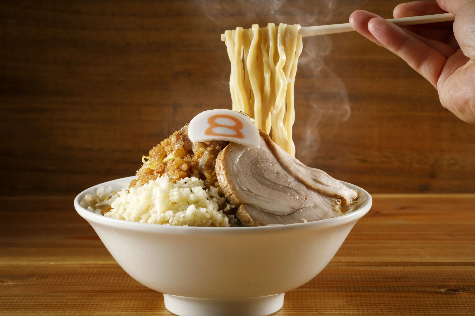 湯気を立てる熱々のラーメン