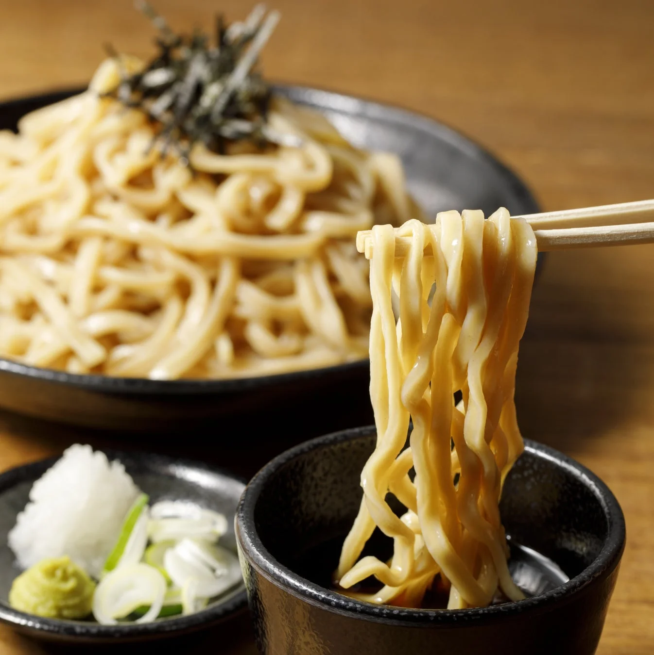 箸でつけ汁に浸された麺