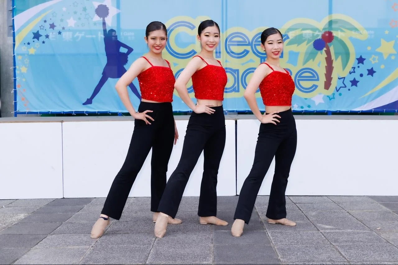 若い女性3人のチアパフォーマンス