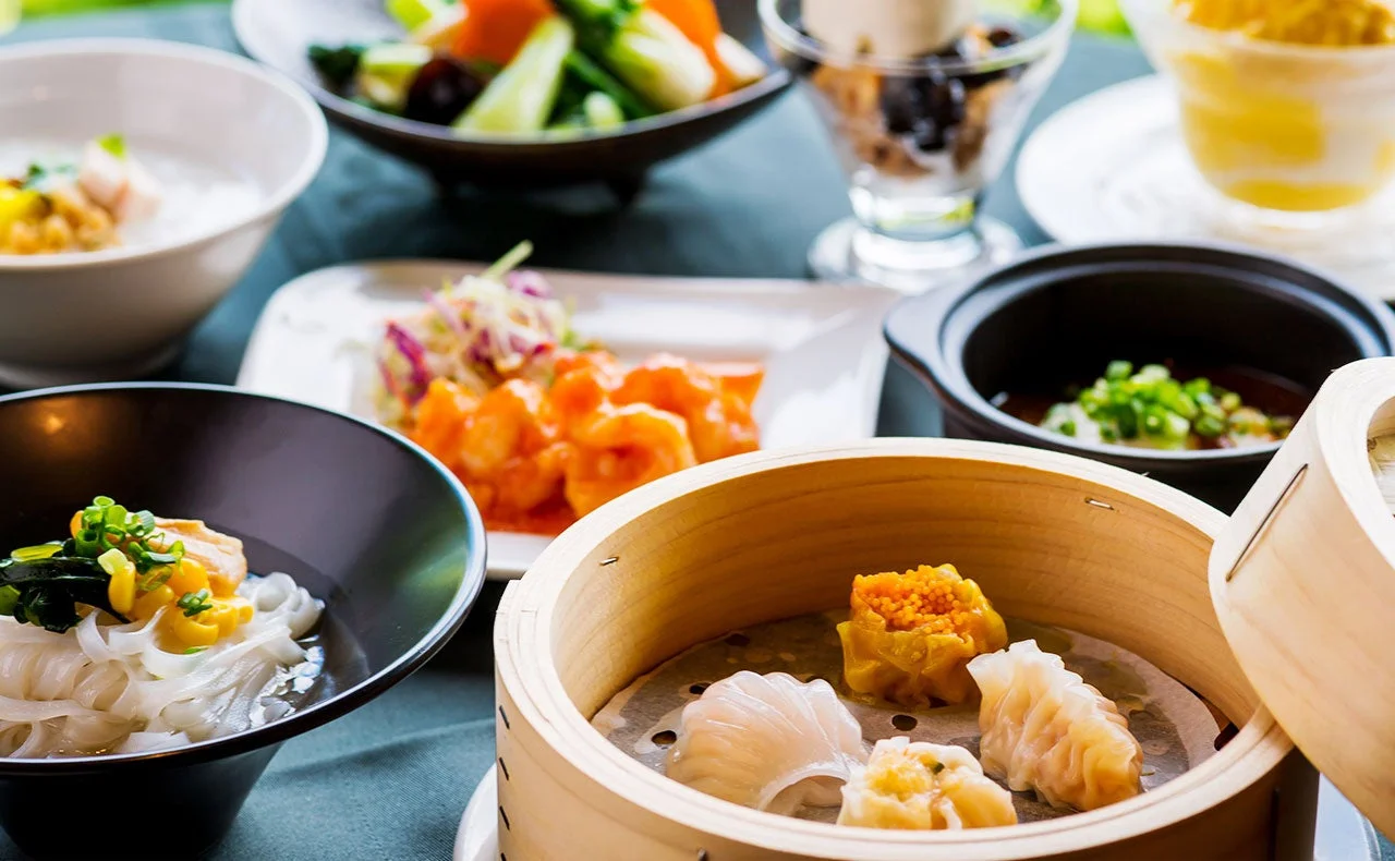 様々な飲茶料理が並ぶテーブル