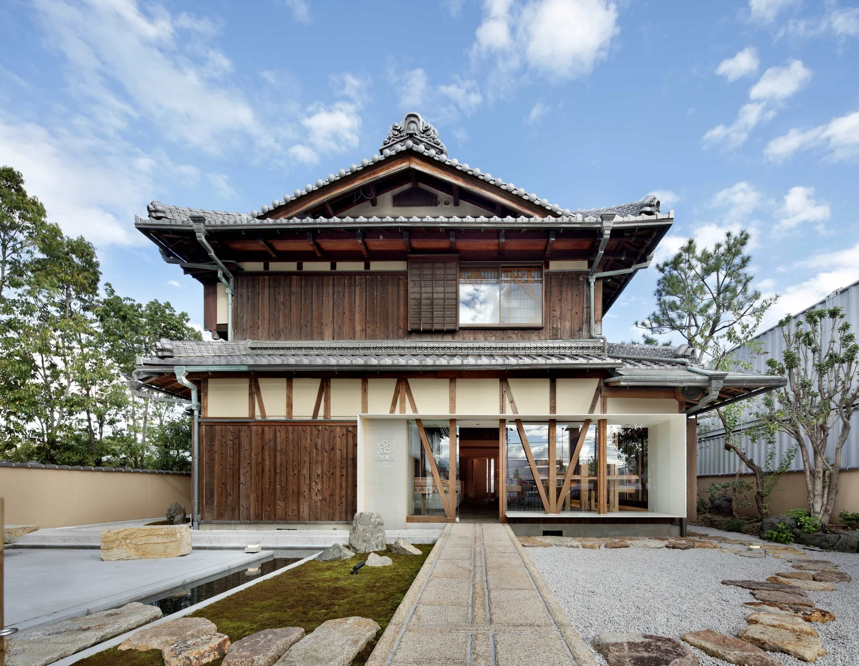 日本家屋の店舗外観