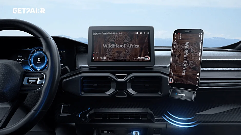 車内でBBC Earthの自然番組が再生されている様子