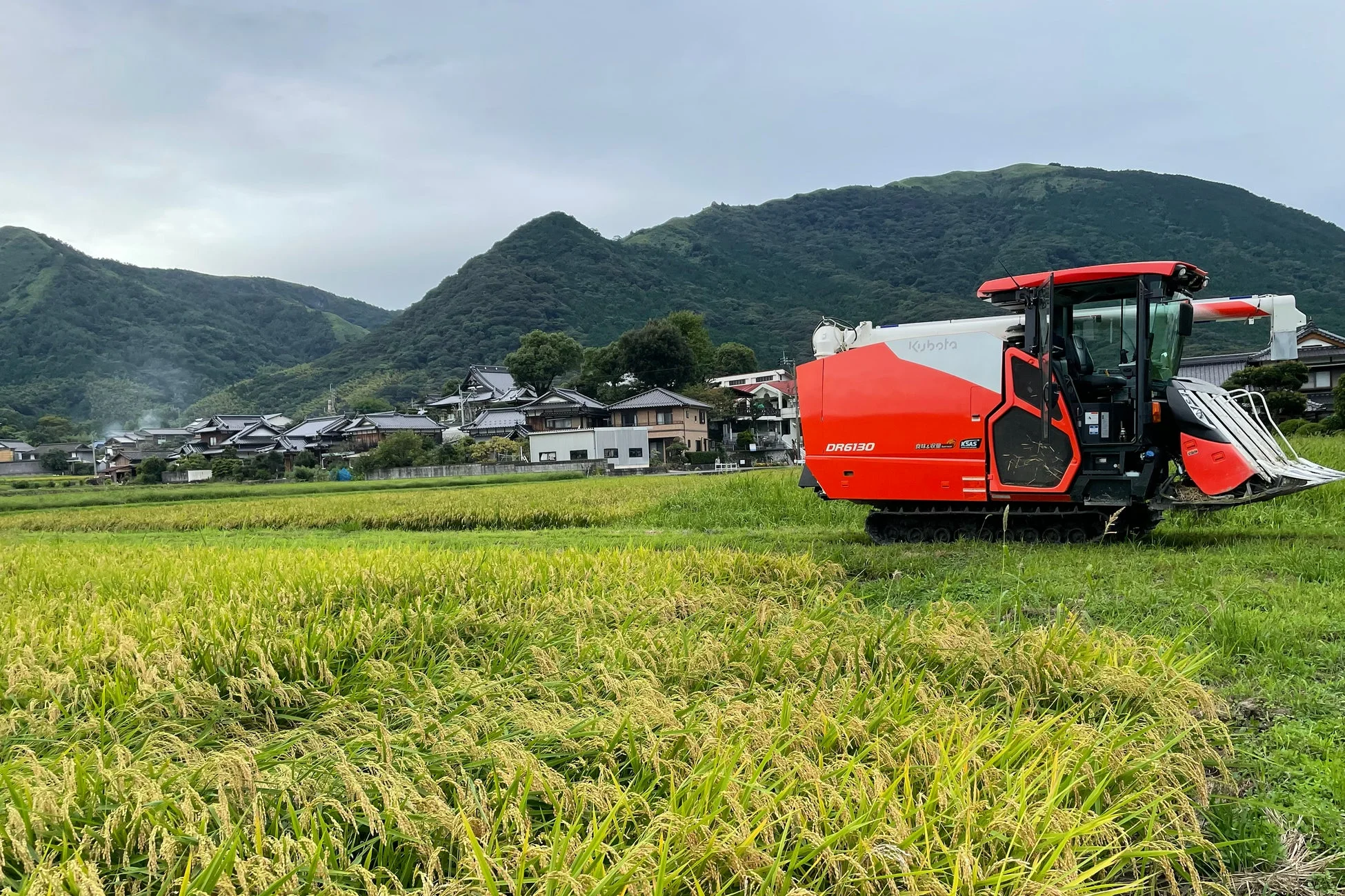 稲刈りをするコンバイン