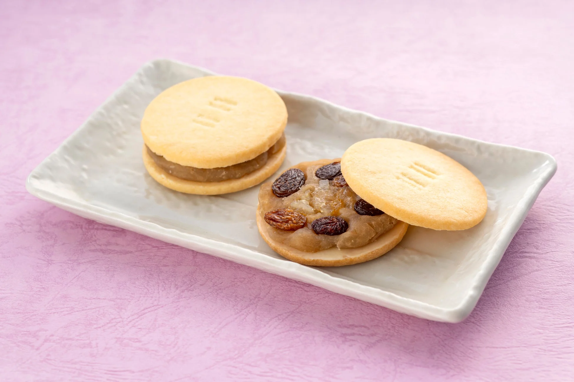 チーズサブレにチョコレート、白雪大納言小豆餡、ラム酒漬けレーズン、レモンピール