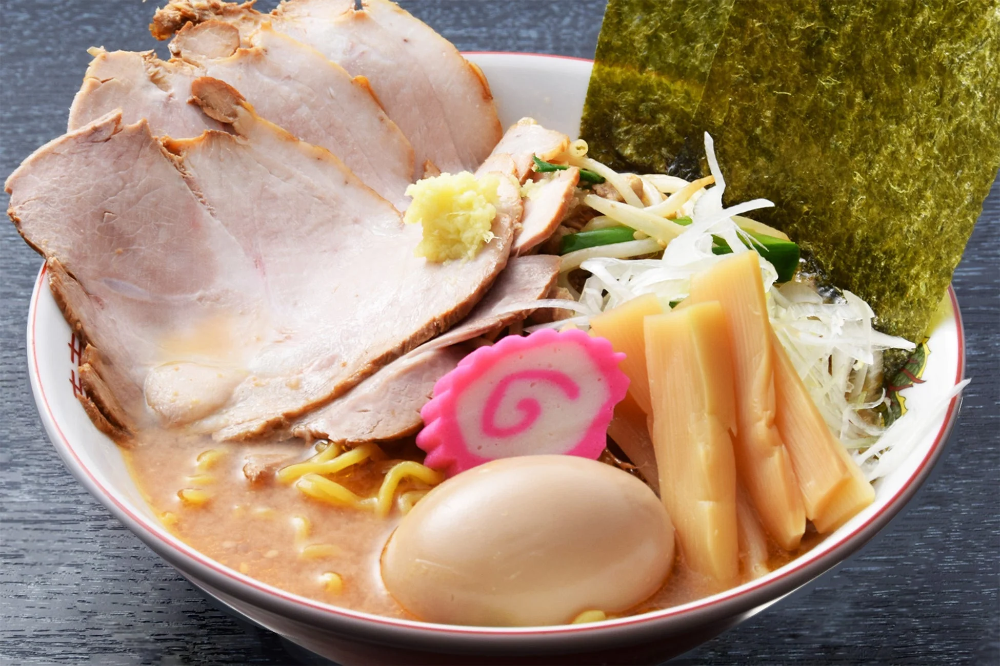 具材が豊富に盛り付けられた、食欲をそそるラーメン