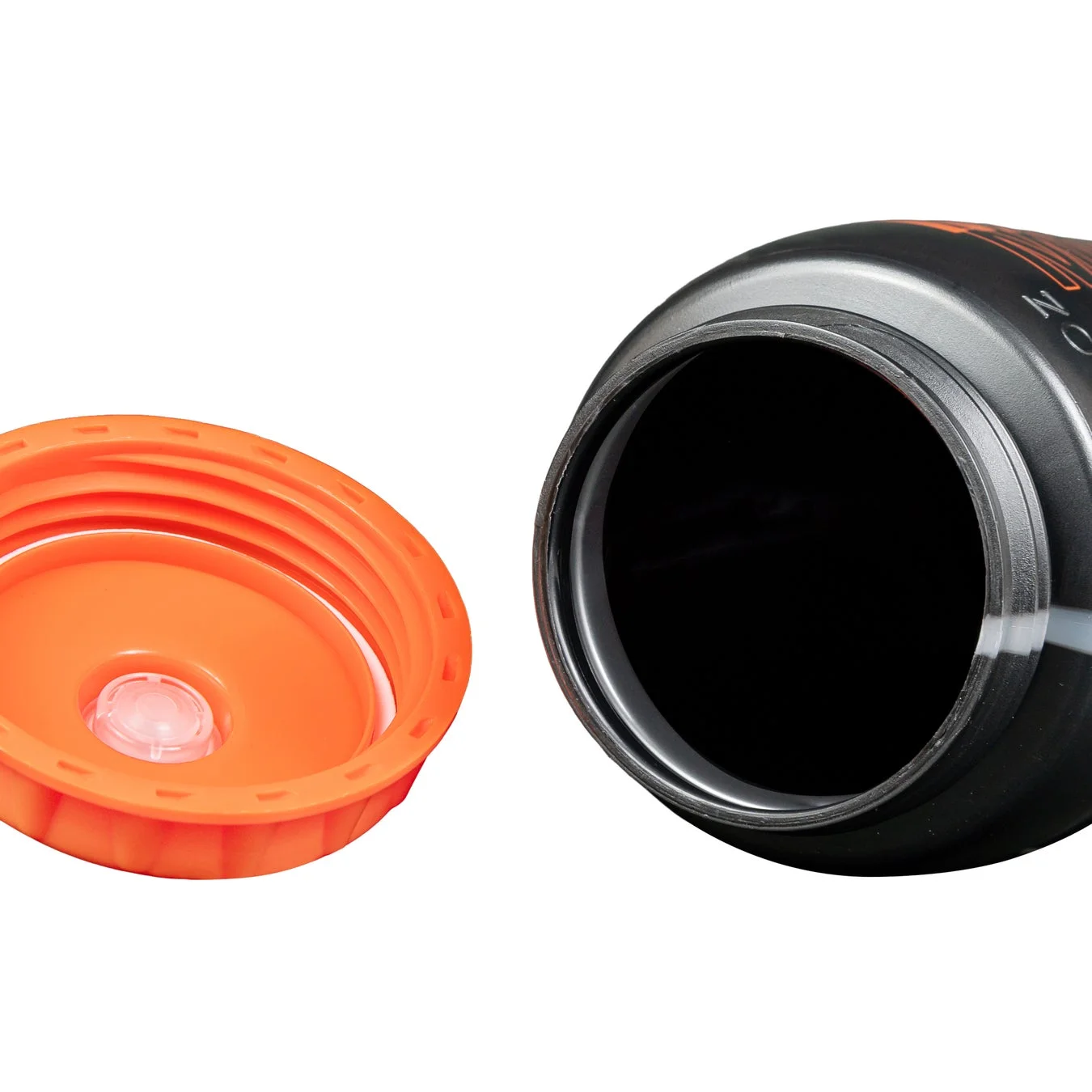 白い背景に、黒いボトルとその隣に置かれたオレンジ色の蓋