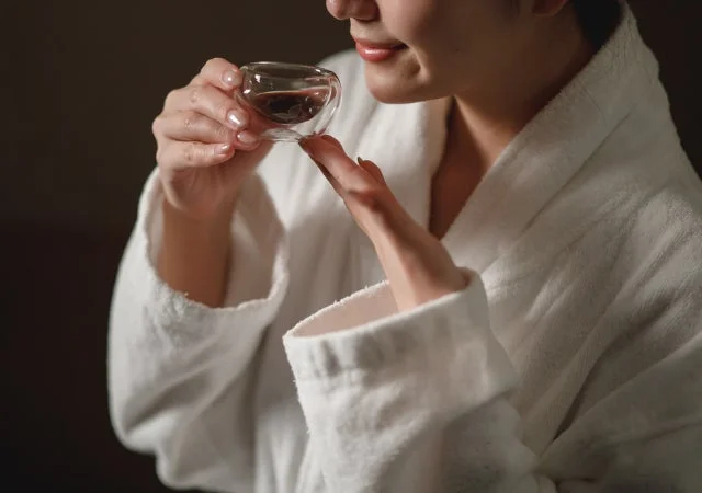 リラックスして飲み物を飲む女性