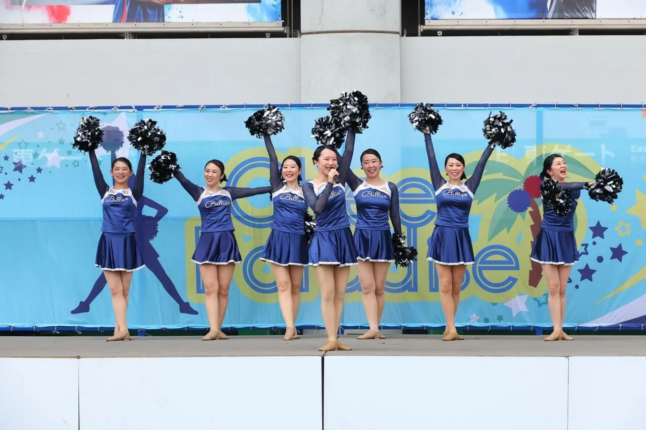 6人の女性チアリーダー