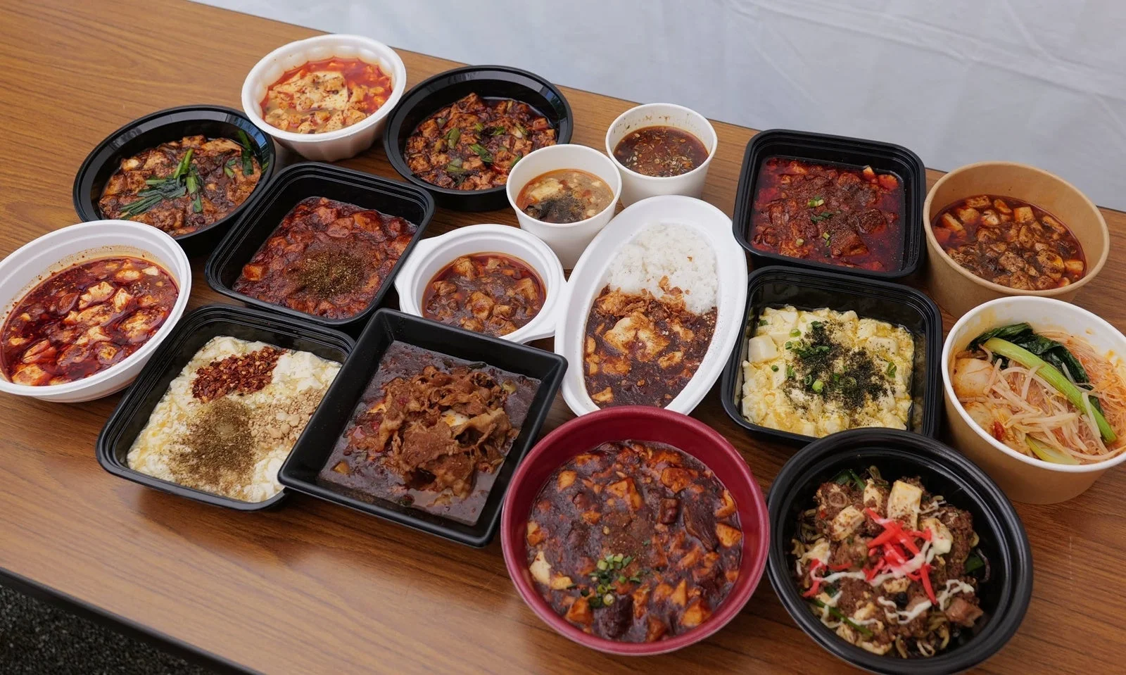 麻婆豆腐を中心とした中華料理が並べられたテーブル