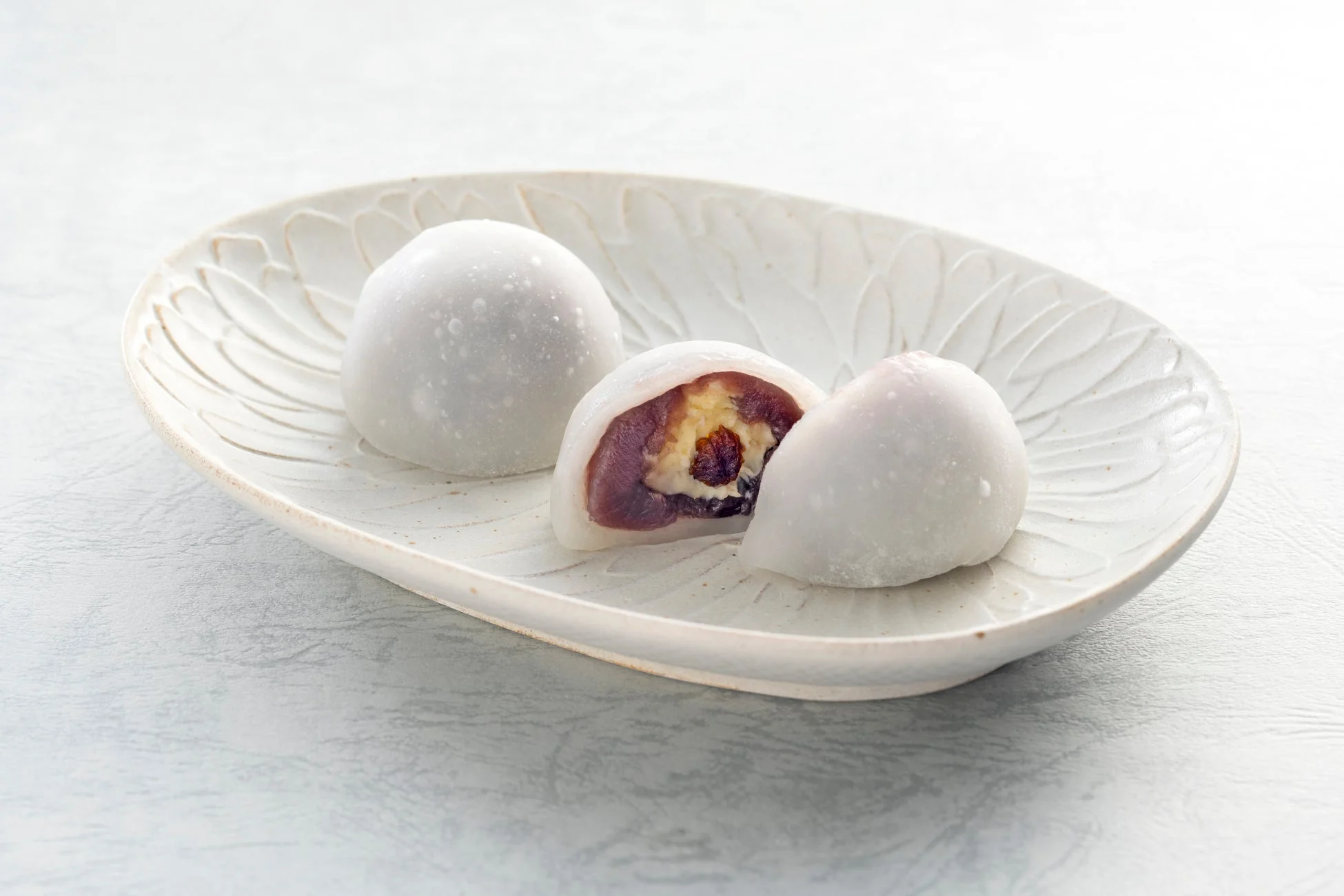 ラムレーズンとバタークリームをこしあんで包んだ大福