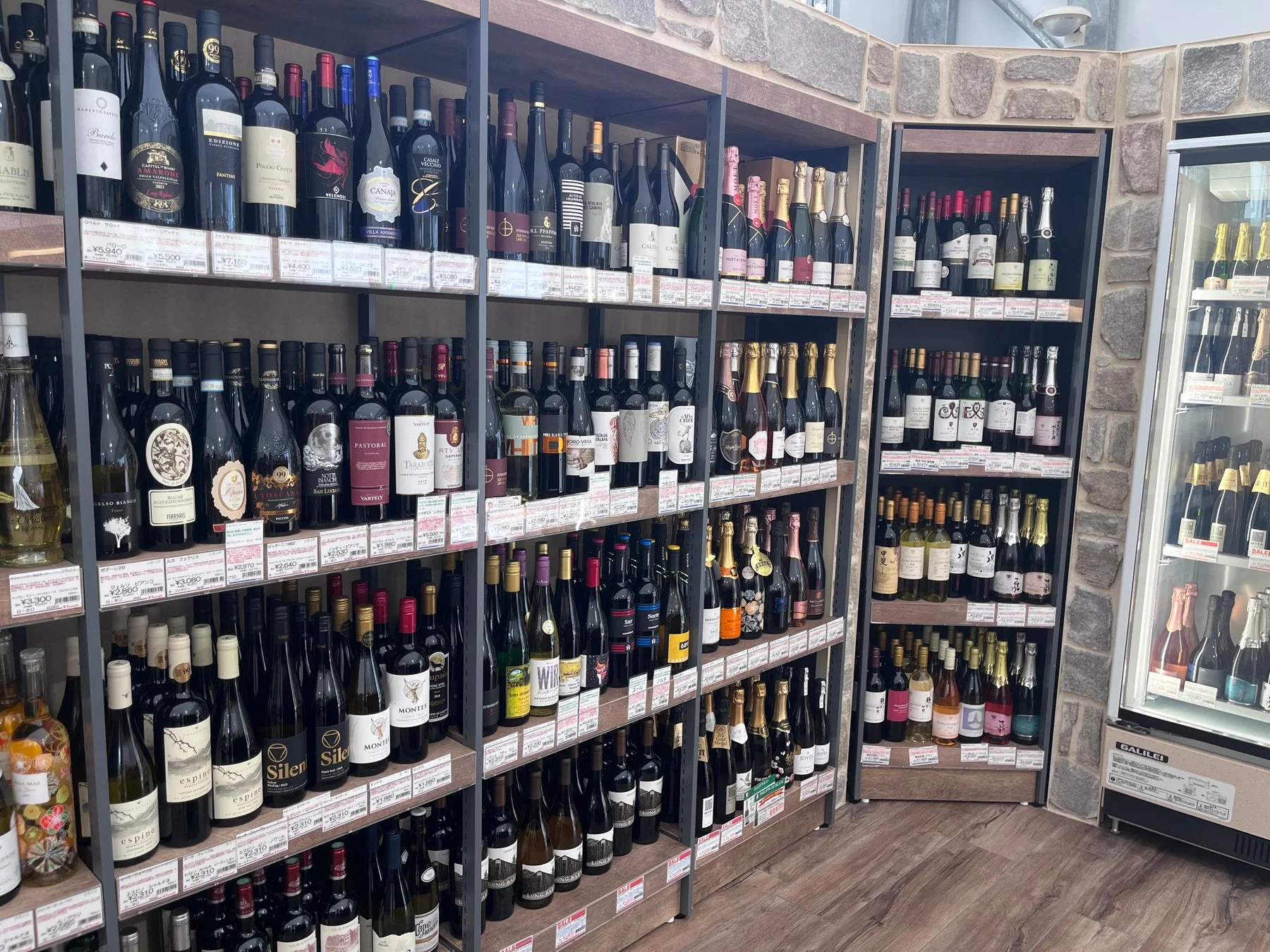 ワインと石壁のある売り場