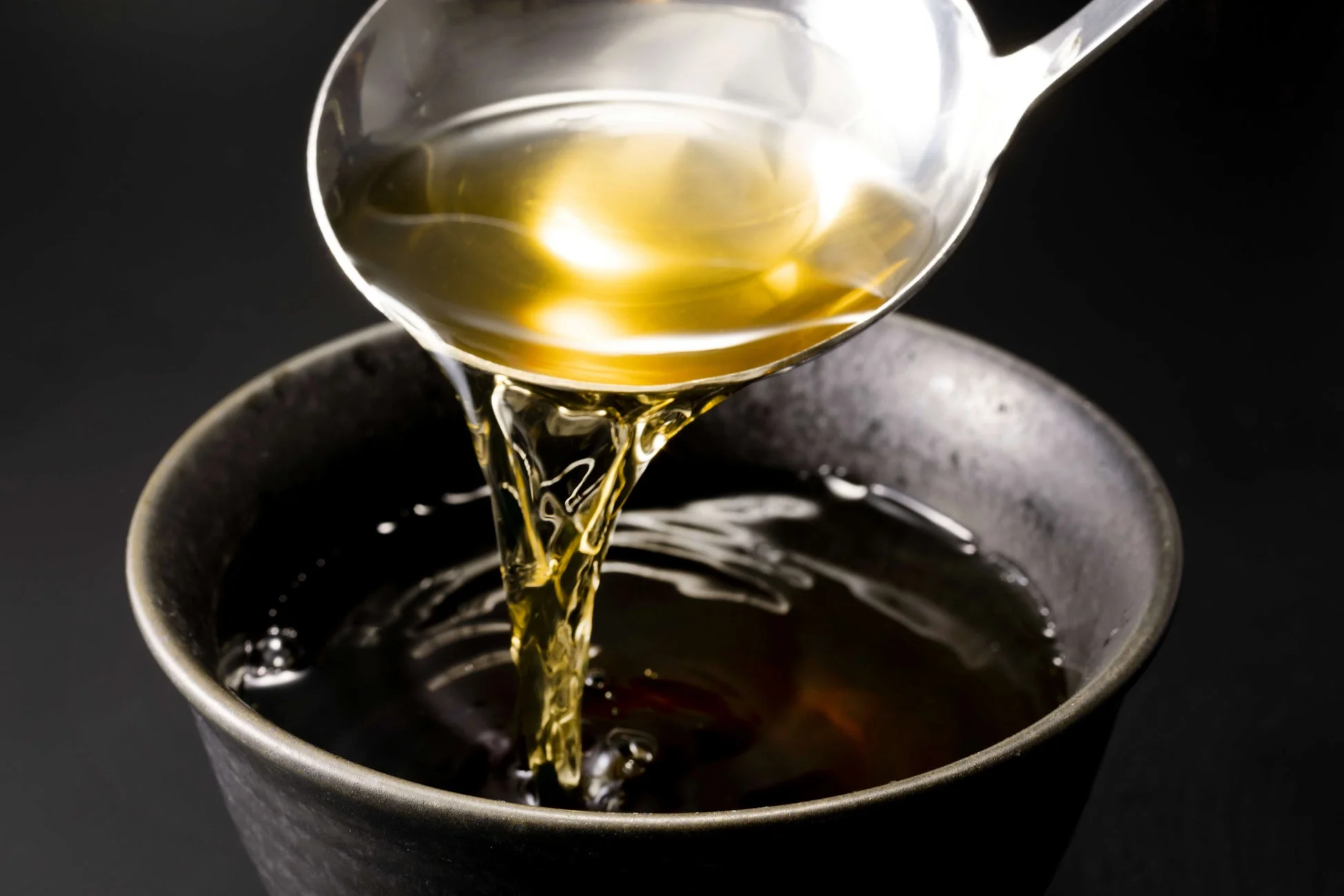 出汁を注ぐ様子