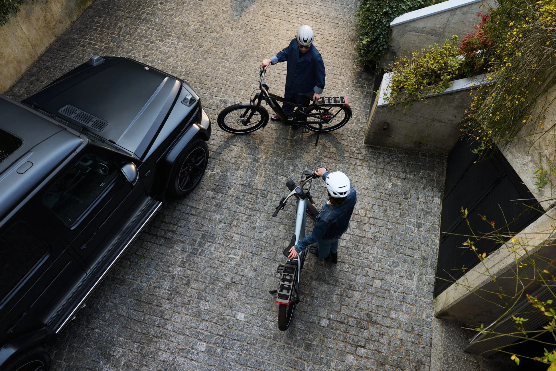 雨の中を走るE-バイク