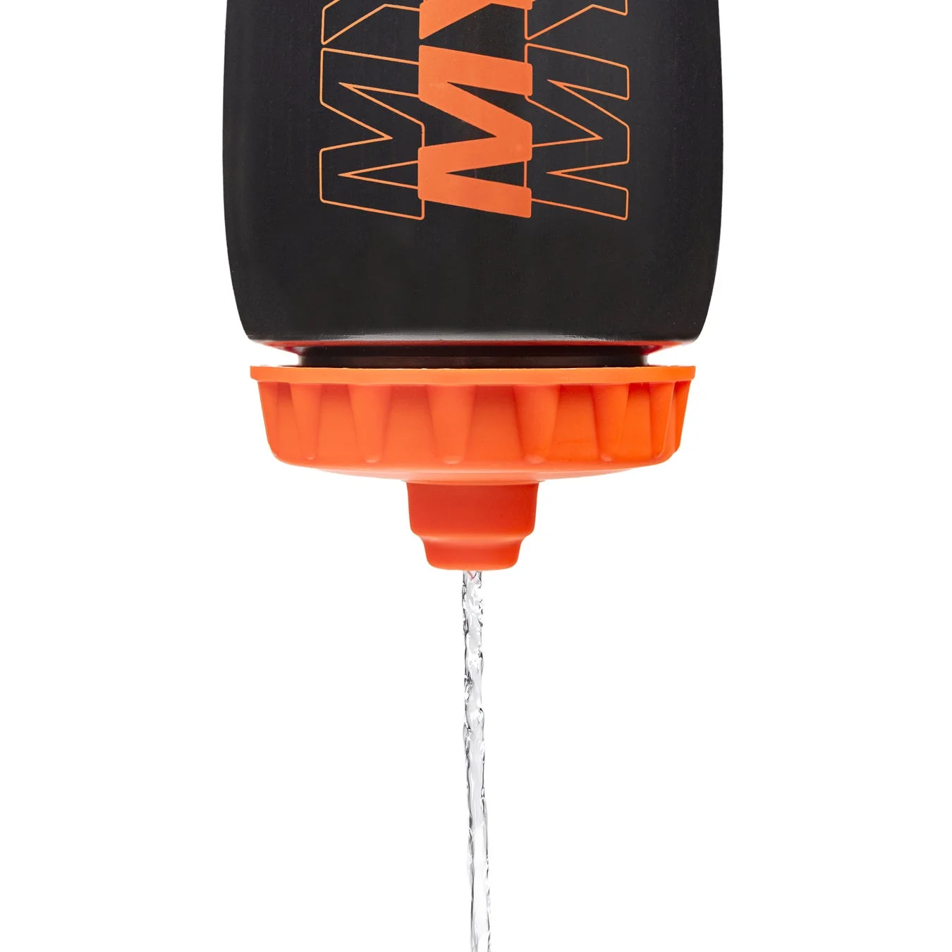 黒いボトルから水が流れ出ている様子