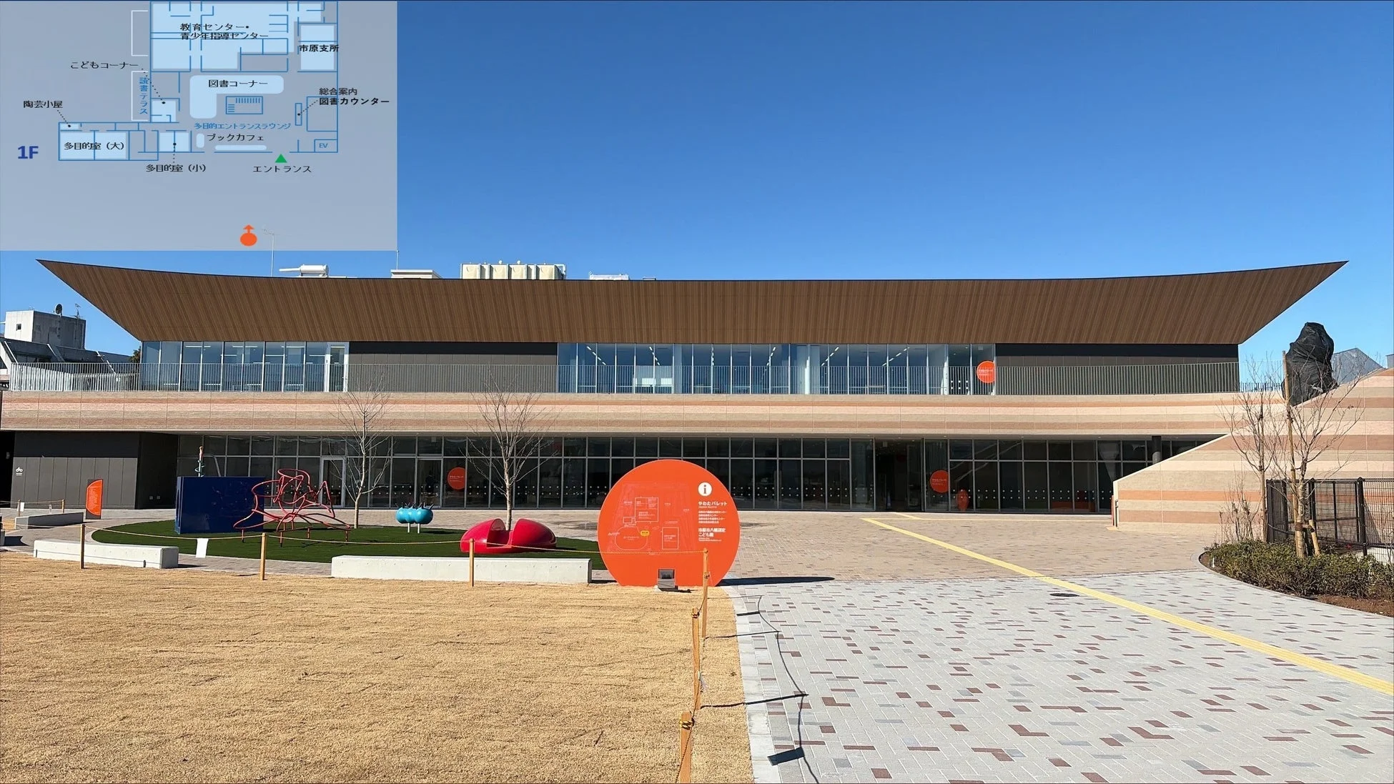 やわたパレットの施設エントランスと広場