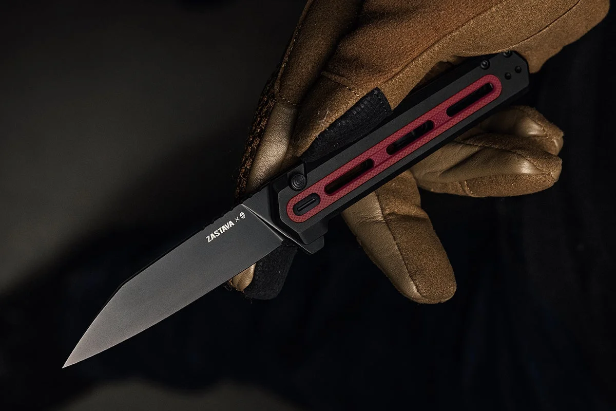 手袋をした手がナイフを握る