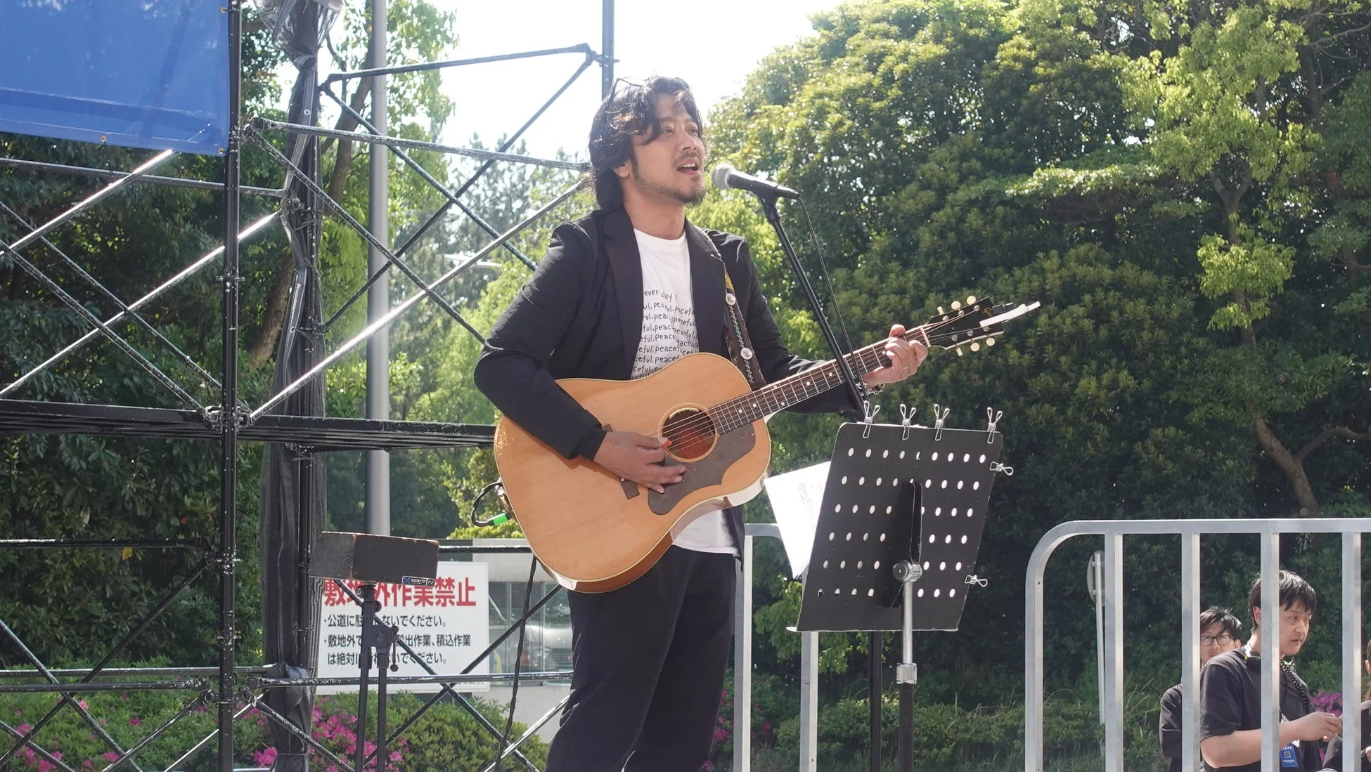 アコースティックギターの弾き語りパフォーマンス