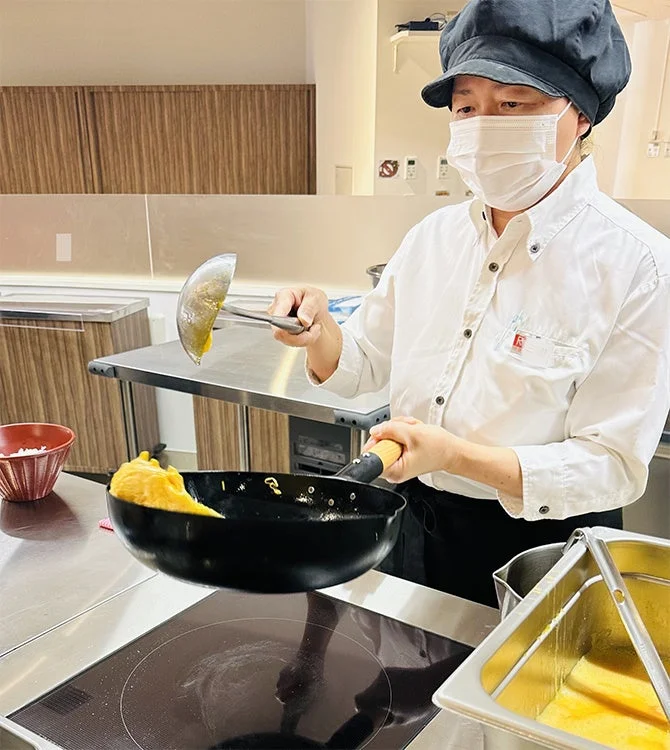 シェフが卵料理を調理中