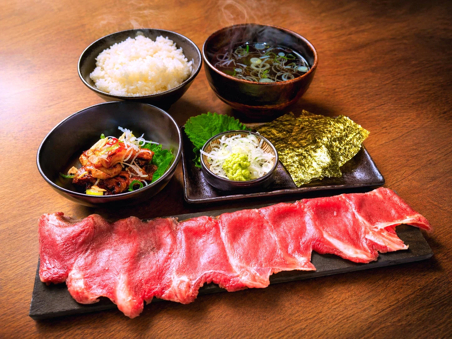 木製のテーブルに並べられた和食の定食