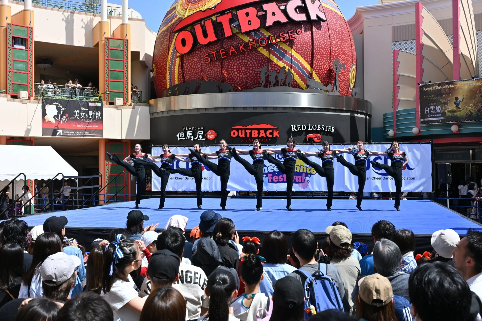 屋外ステージでのチアダンス、観客