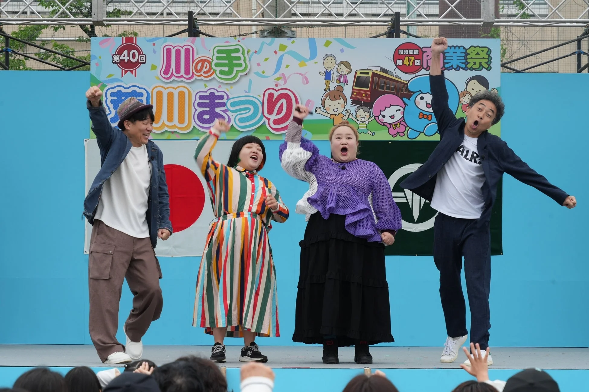 ステージで盛り上がるお笑いライブの様子