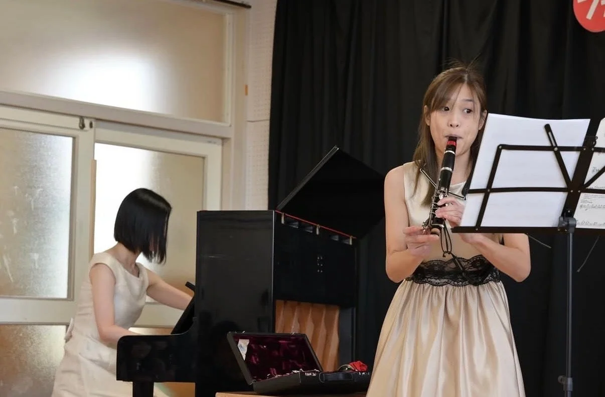 クラリネットを演奏する直場友紀恵さん