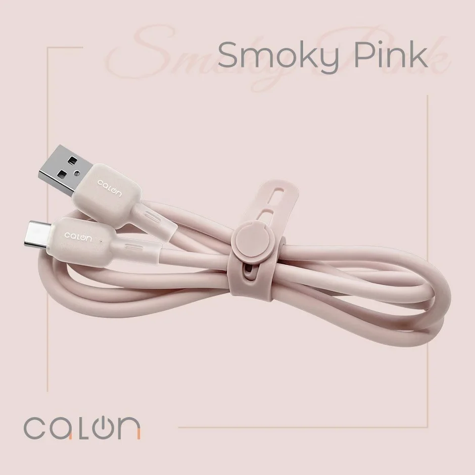 スモーキーピンクのUSB Type-C充電ケーブルが、同じ色のケーブルタイでまとめられています。CALONブランドの製品で、シンプルで機能的なデザインが特徴です。
