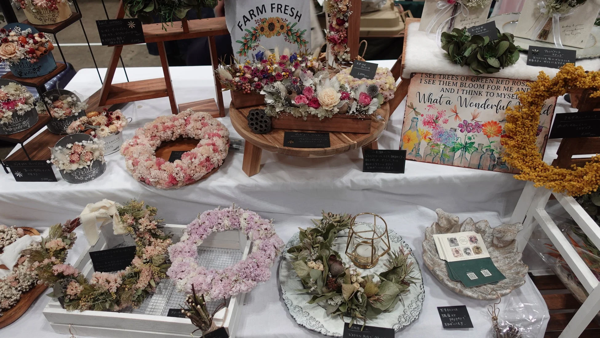 ドライフラワーのリースやアレンジメント