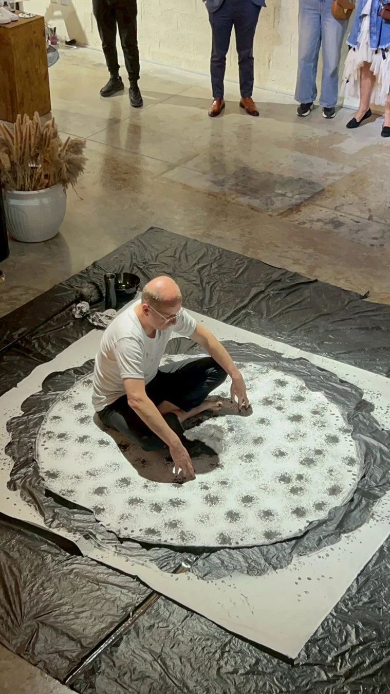 床に描かれるアートパフォーマンス