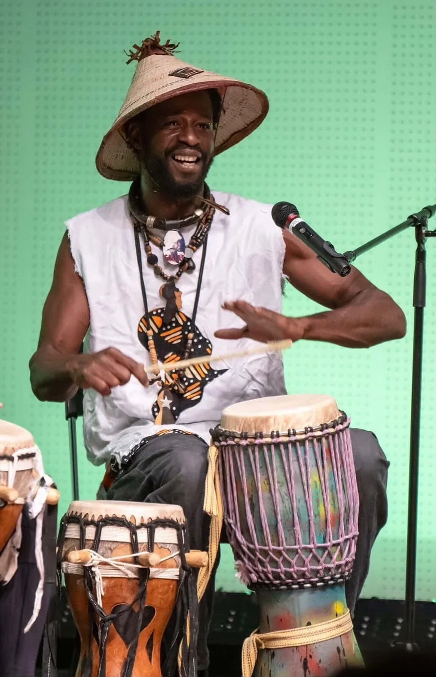 ドラムを演奏する男性の笑顔