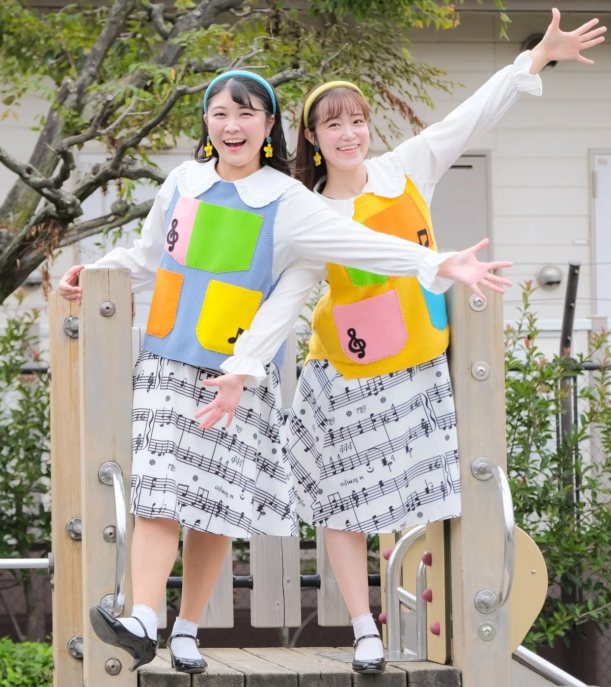 カラフルな衣装のうたのおねえさんユニット