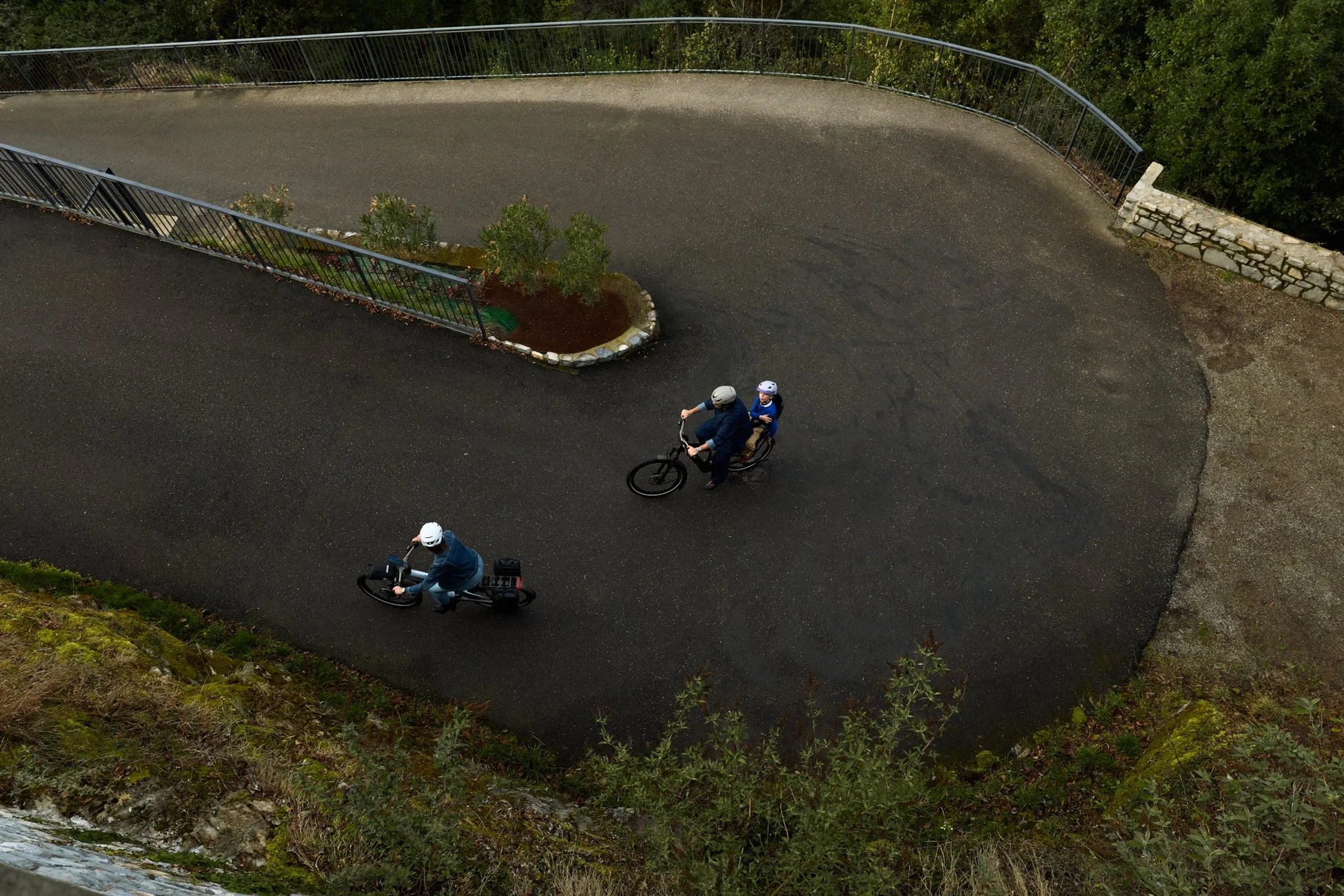 サイクリング中の家族