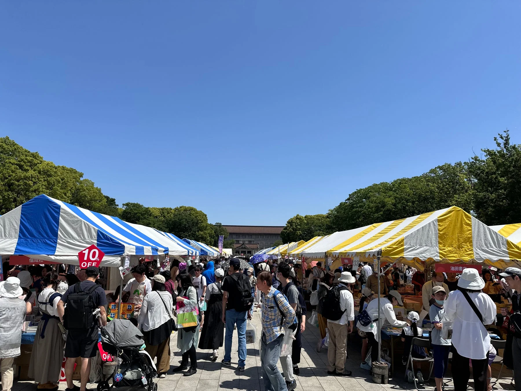 賑わう屋外マーケットの様子