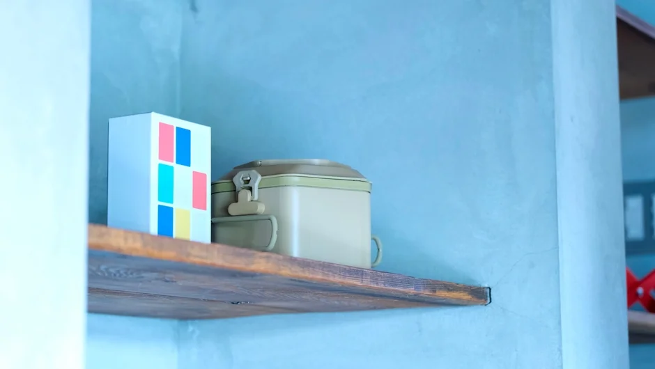 棚に置かれた箱と容器