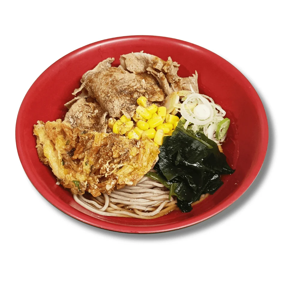 赤い丼に入った温かい蕎麦