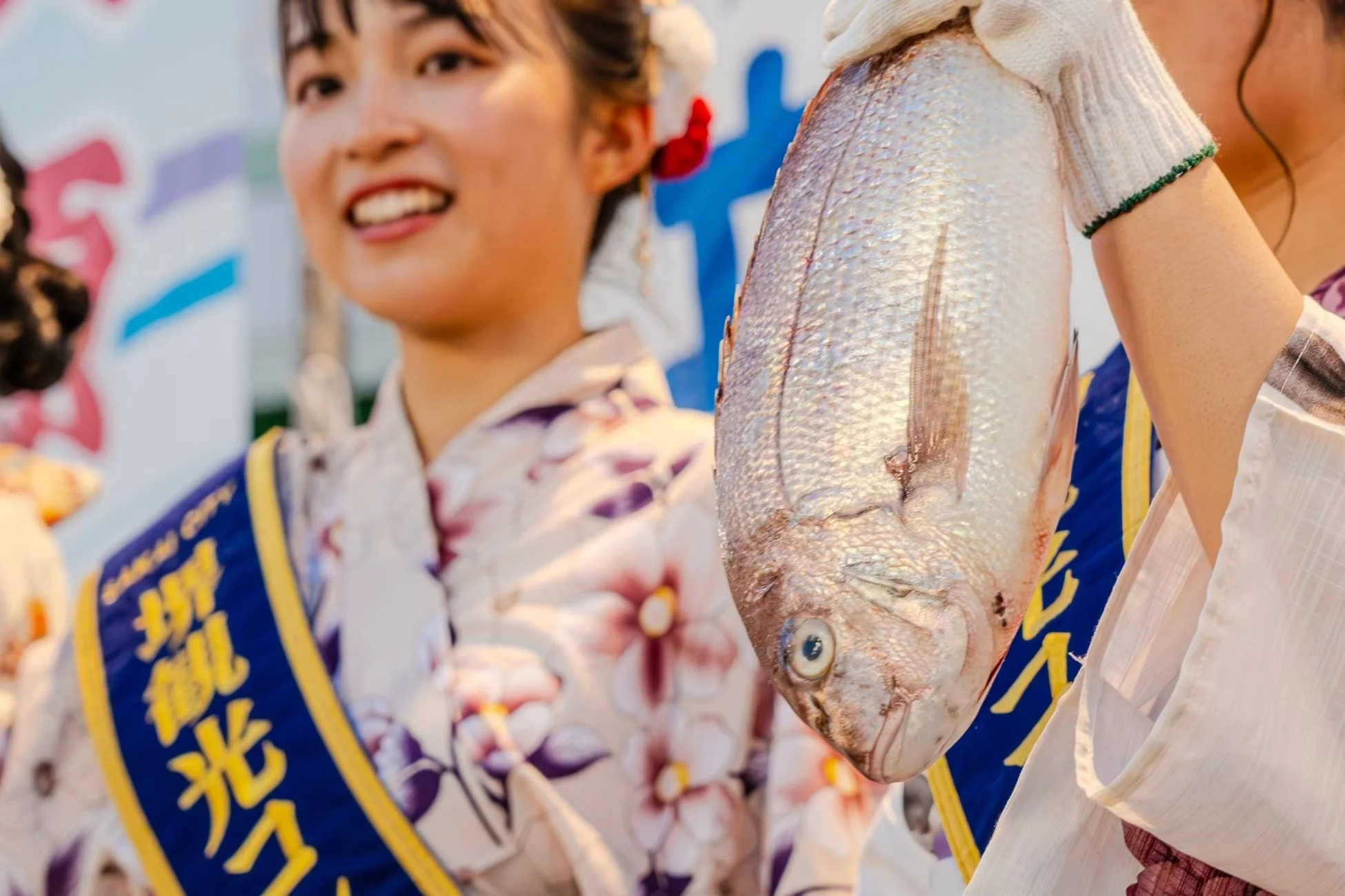 浴衣を着た女性と魚