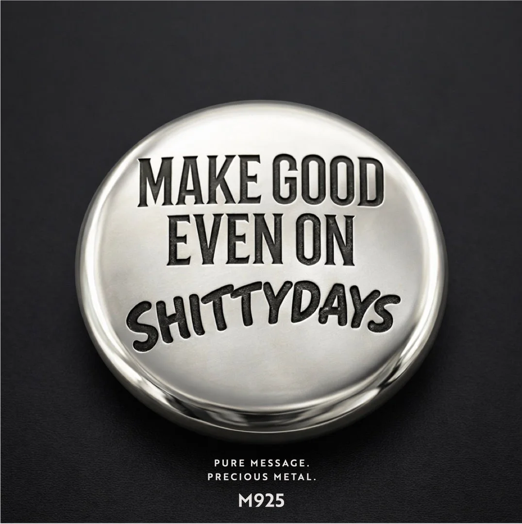 銀色の丸いバッジ