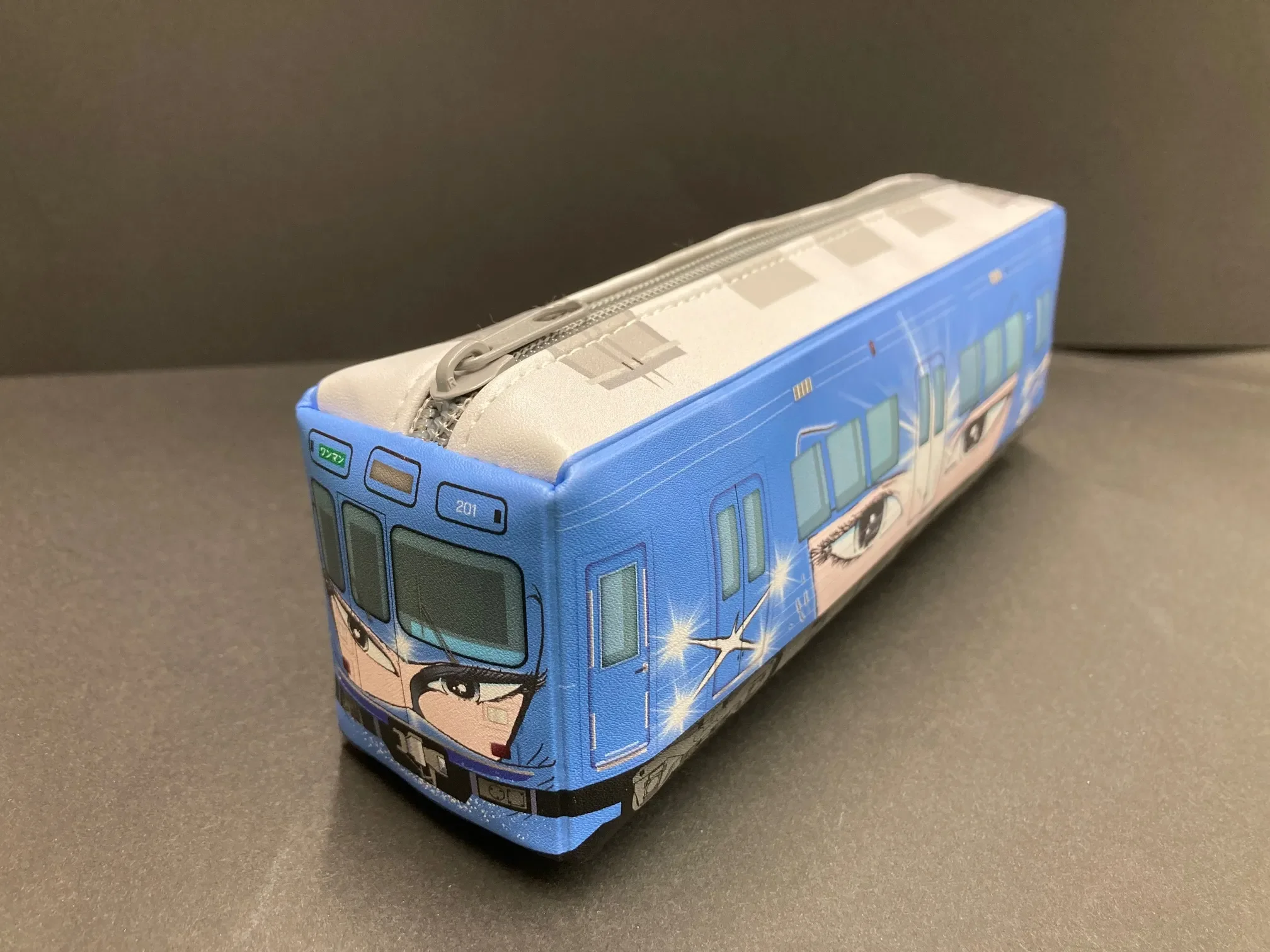 青い電車をモチーフにしたペンケース